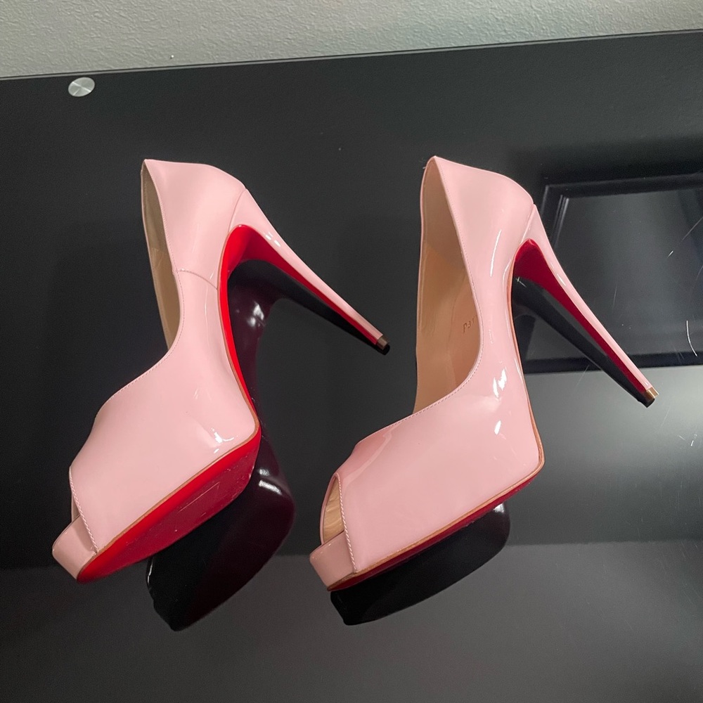 Christian Louboutin Pink Leather Pumps. Size 40.